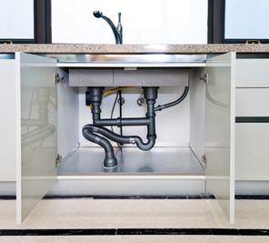 How to fix a leaking kitchen pipe How to fix a leaking kitchen pipe
